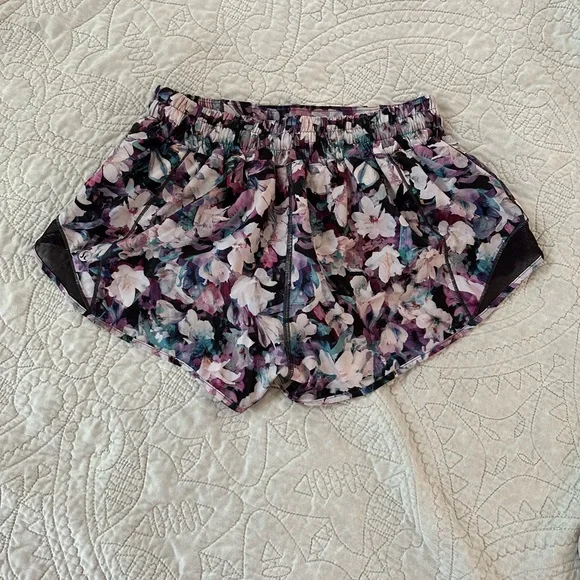 Lululemon Hotty Hot Shorts - Picture 2 of 4